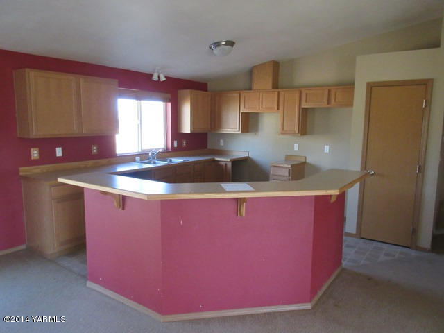 565 Sheep Company Road Selah, WA 98942 - Photo 20 of 30 a kitchen with granite countertop a sink and cabinets