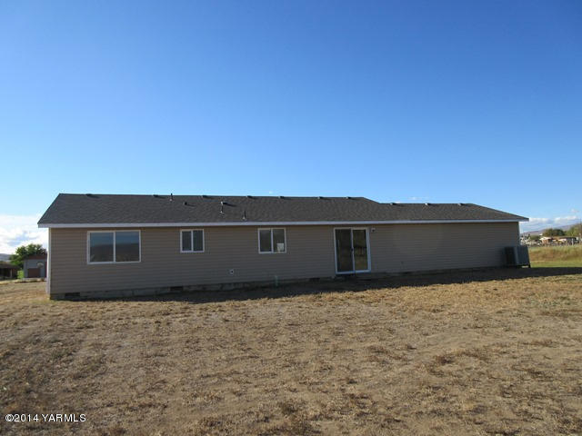 565 Sheep Company Road Selah, WA 98942 - Photo 3 of 30 a house view with a backyard space