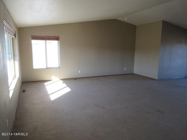 565 Sheep Company Road Selah, WA 98942 - Photo 22 of 30 an empty room with a window