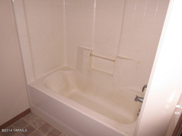 565 Sheep Company Road Selah, WA 98942 - Photo 24 of 30 a close view of a bathtub in bathroom