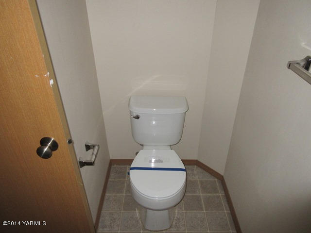565 Sheep Company Road Selah, WA 98942 - Photo 25 of 30 a bathroom with a sink and toilet