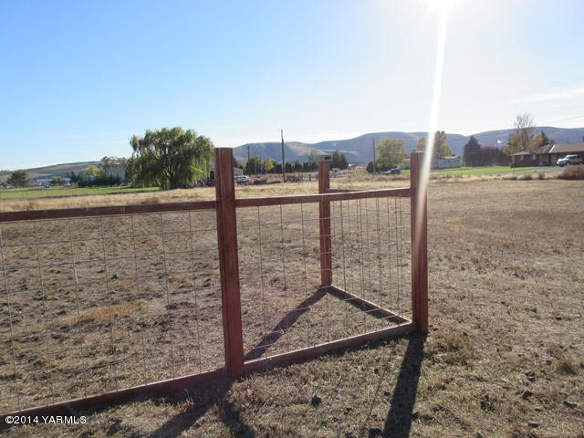 565 Sheep Company Road Selah, WA 98942 - Photo 29 of 30 a view of a terrace