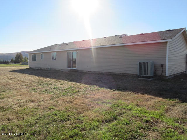 565 Sheep Company Road Selah, WA 98942 - Photo 4 of 30 a view of backyard of house