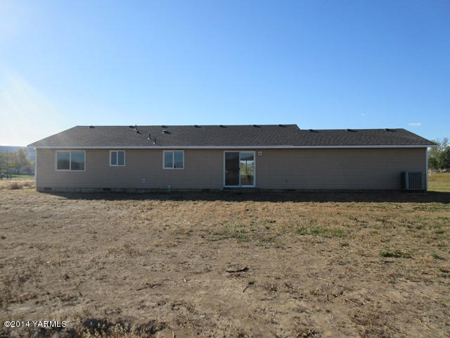 565 Sheep Company Road Selah, WA 98942 - Photo 5 of 30 a house view with wooden fence