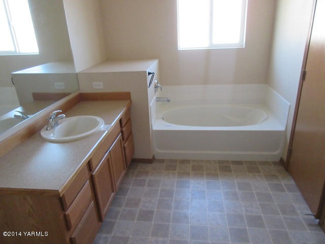 565 Sheep Company Road Selah, WA 98942 - Photo 6 of 30 a bathroom with a sink a toilet and bathtub