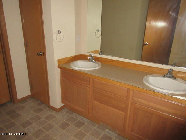 565 Sheep Company Road Selah, WA 98942 - Photo 8 of 30 a bathroom with a sink and a mirror