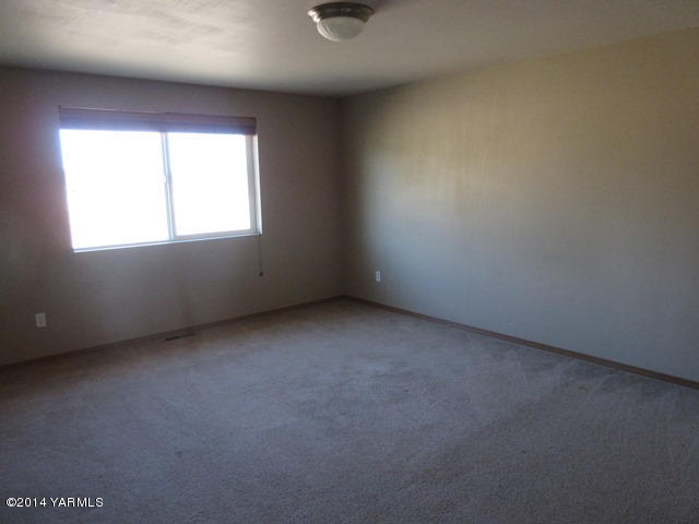 565 Sheep Company Road Selah, WA 98942 - Photo 9 of 30 an empty room with a window