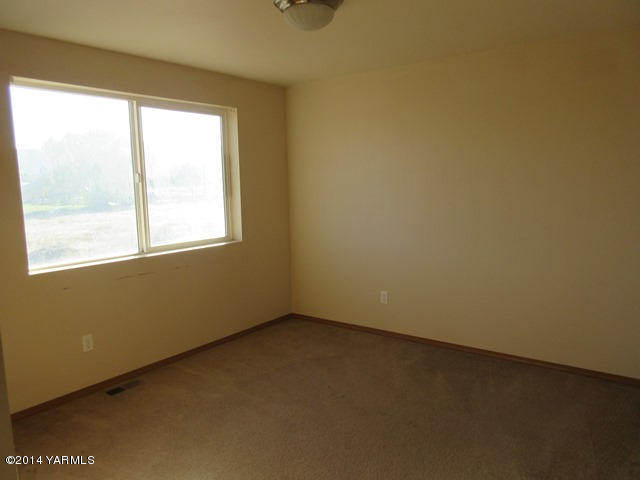 565 Sheep Company Road Selah, WA 98942 - Photo 10 of 30 an empty room with a window