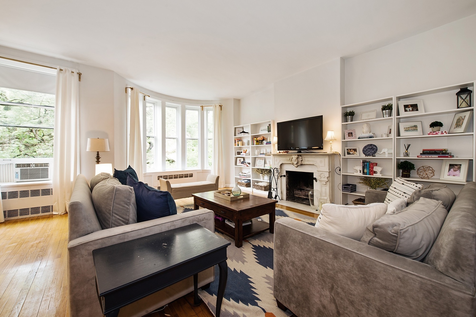 83 East Elm Street, Unit 2 Chicago, IL 60611 - Photo 2 of 10