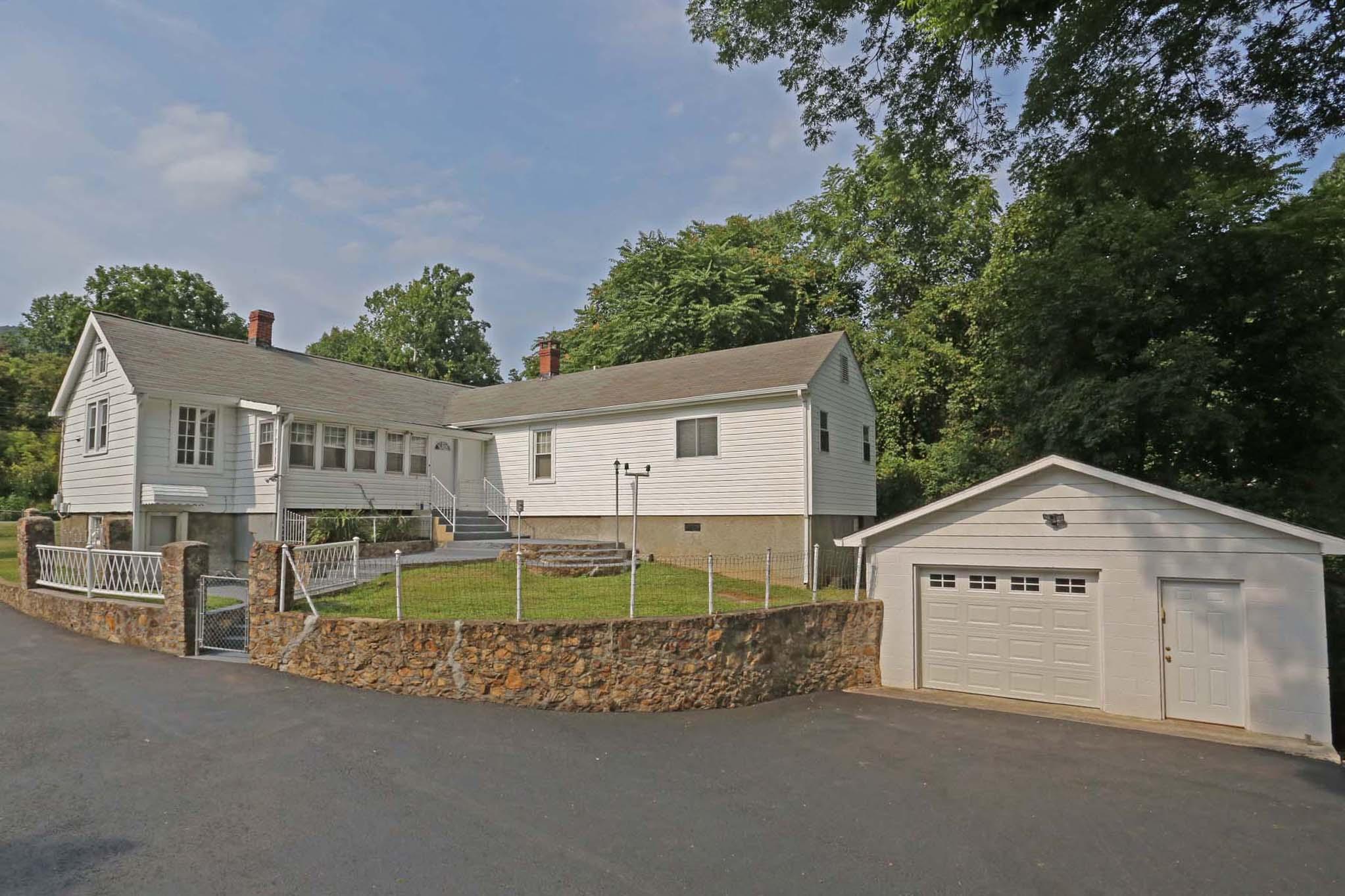 1086 Lynn Lane Blue Ridge, VA 24064 - Photo 4 of 48 lynn1003