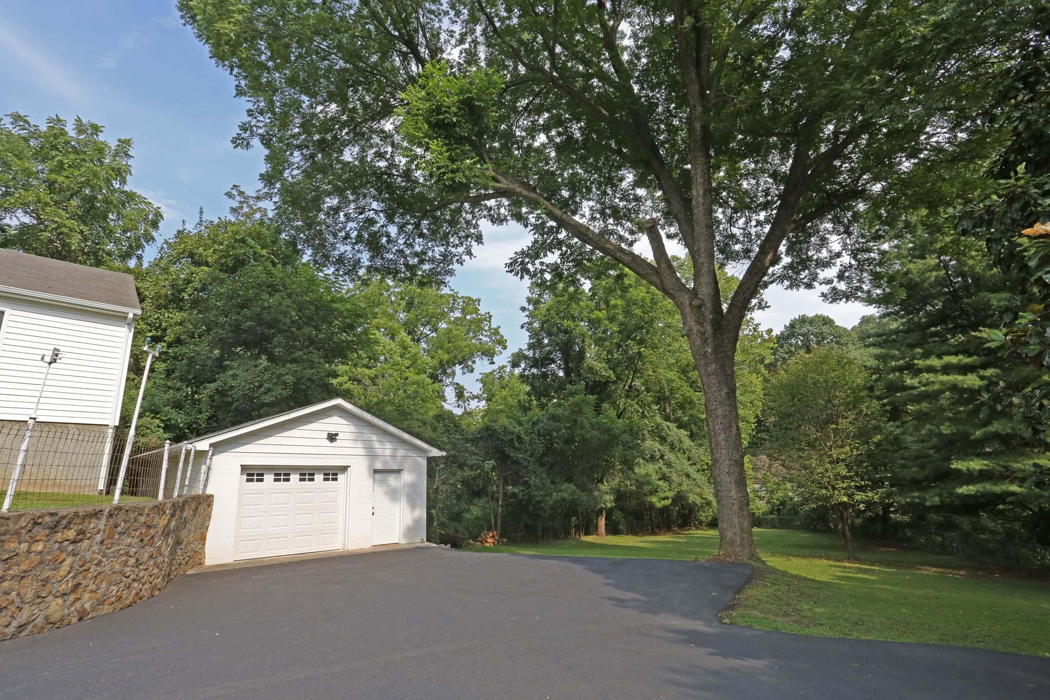 1086 Lynn Lane Blue Ridge, VA 24064 - Photo 31 of 48 lynn1030