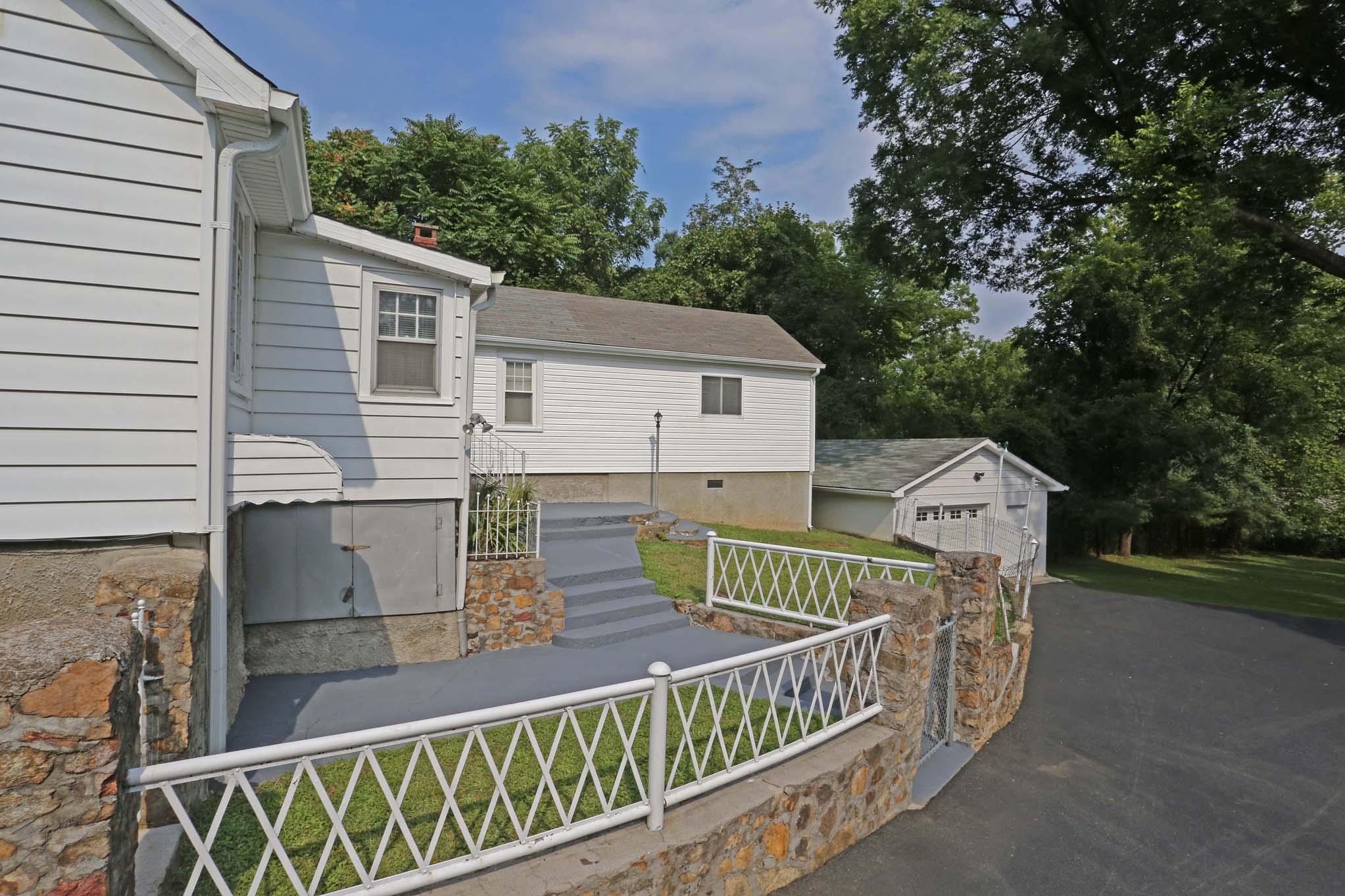 1086 Lynn Lane Blue Ridge, VA 24064 - Photo 38 of 48 lynn1036