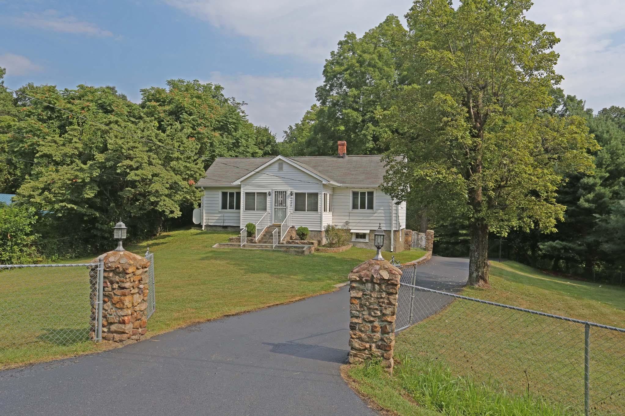 1086 Lynn Lane Blue Ridge, VA 24064 - Photo 5 of 48 lynn1004