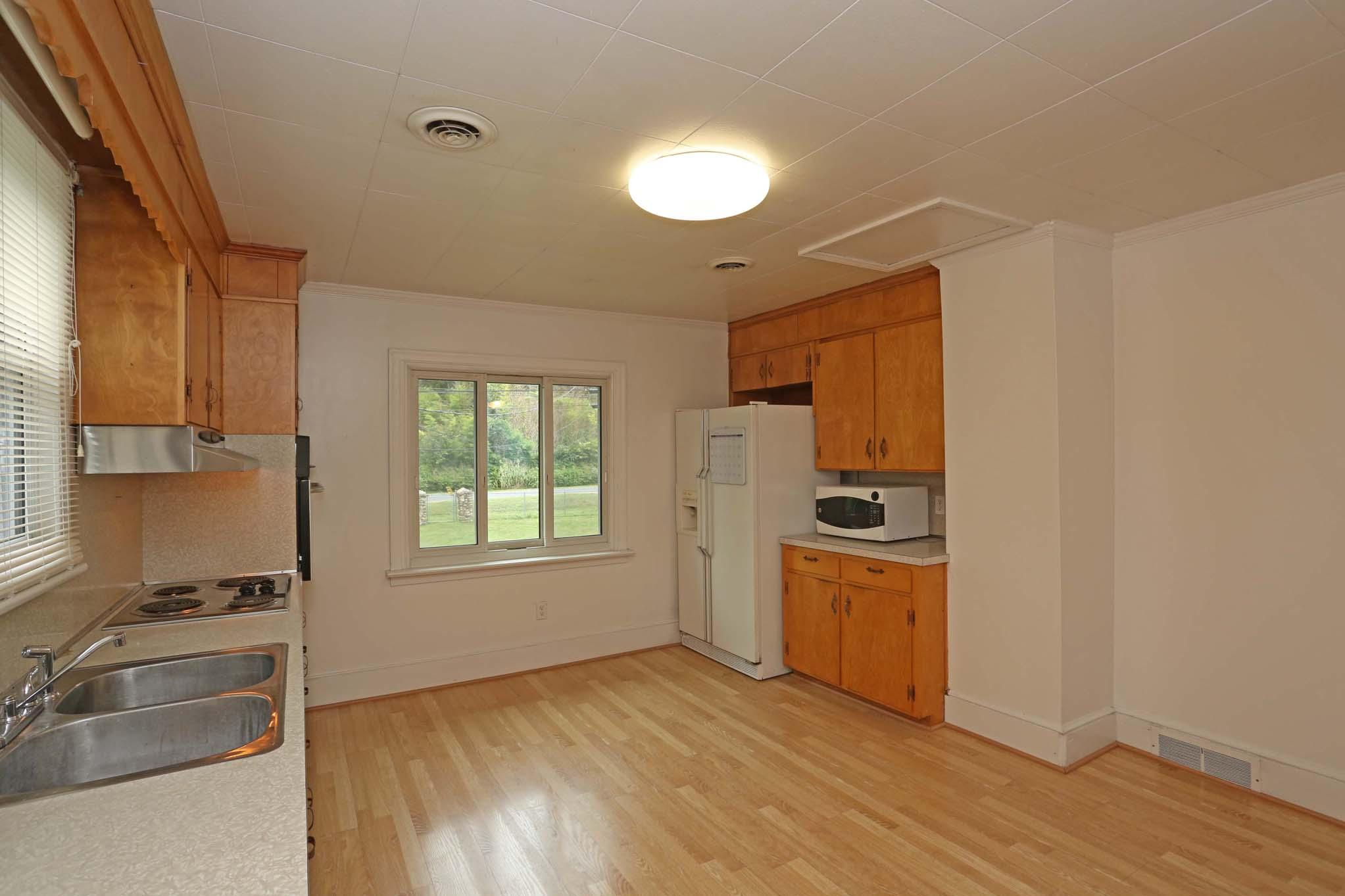 1086 Lynn Lane Blue Ridge, VA 24064 - Photo 8 of 48 lynn1007