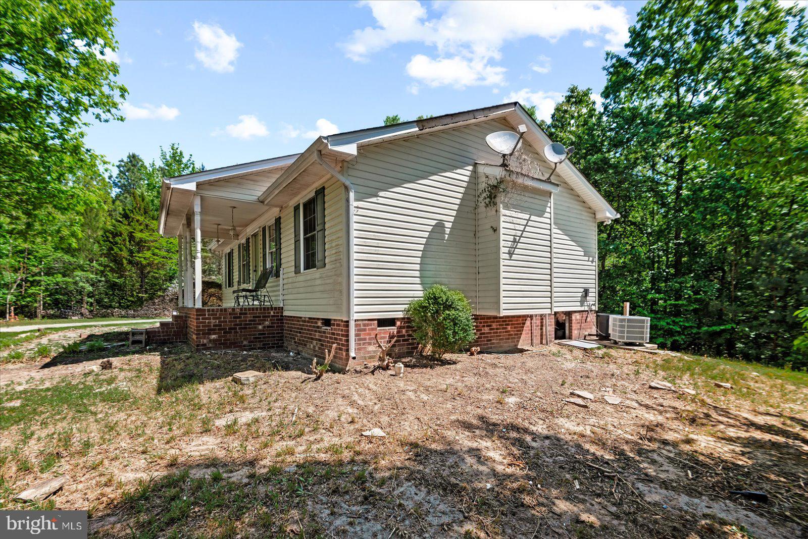 11024 Ladysmith Road Ruther Glen, VA 22546 - Photo 5 of 34 Right side