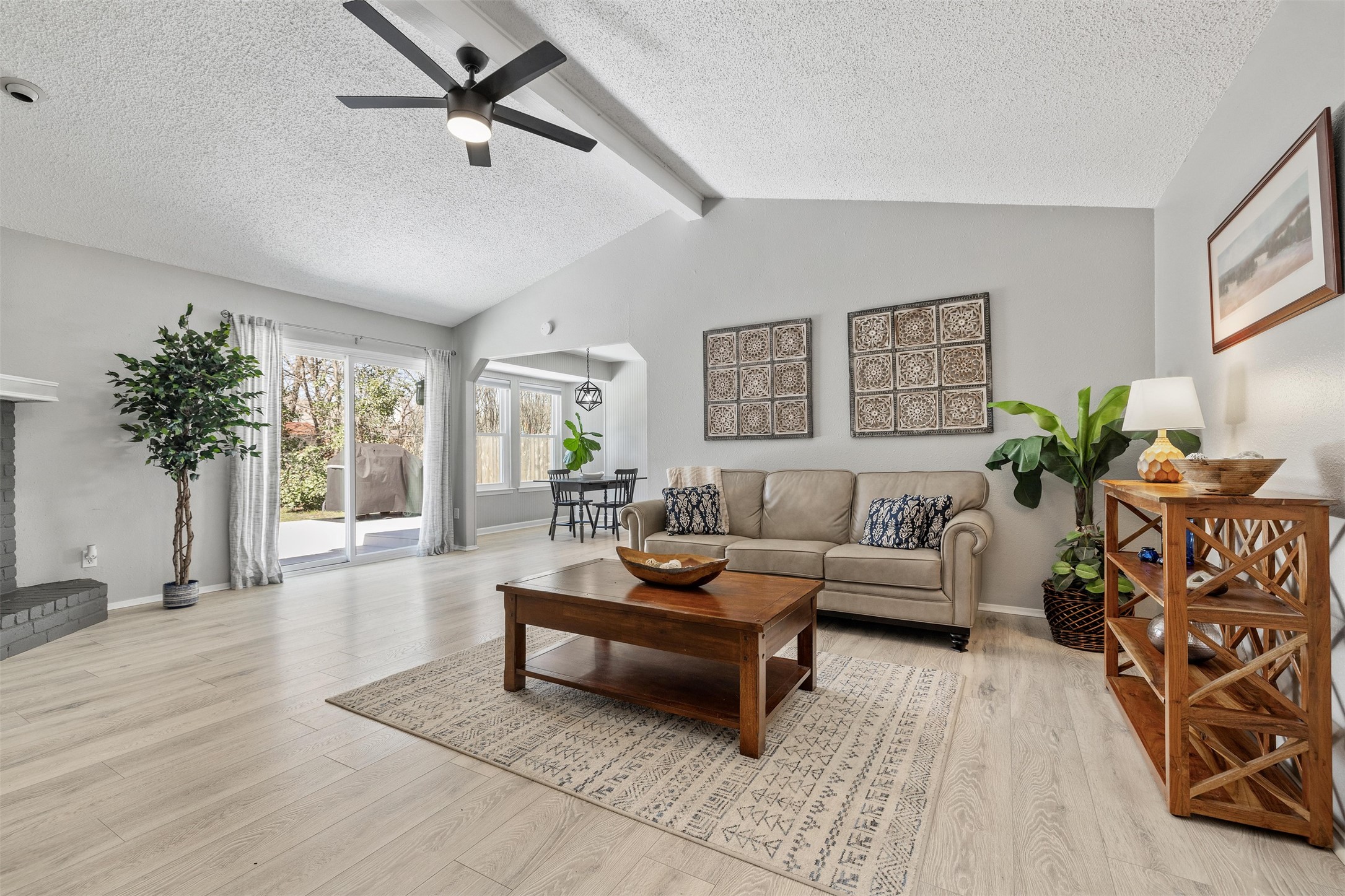 11302 Windermere Meadows Austin, TX 78759 - Photo 8 of 26 a living room with furniture and a potted plant