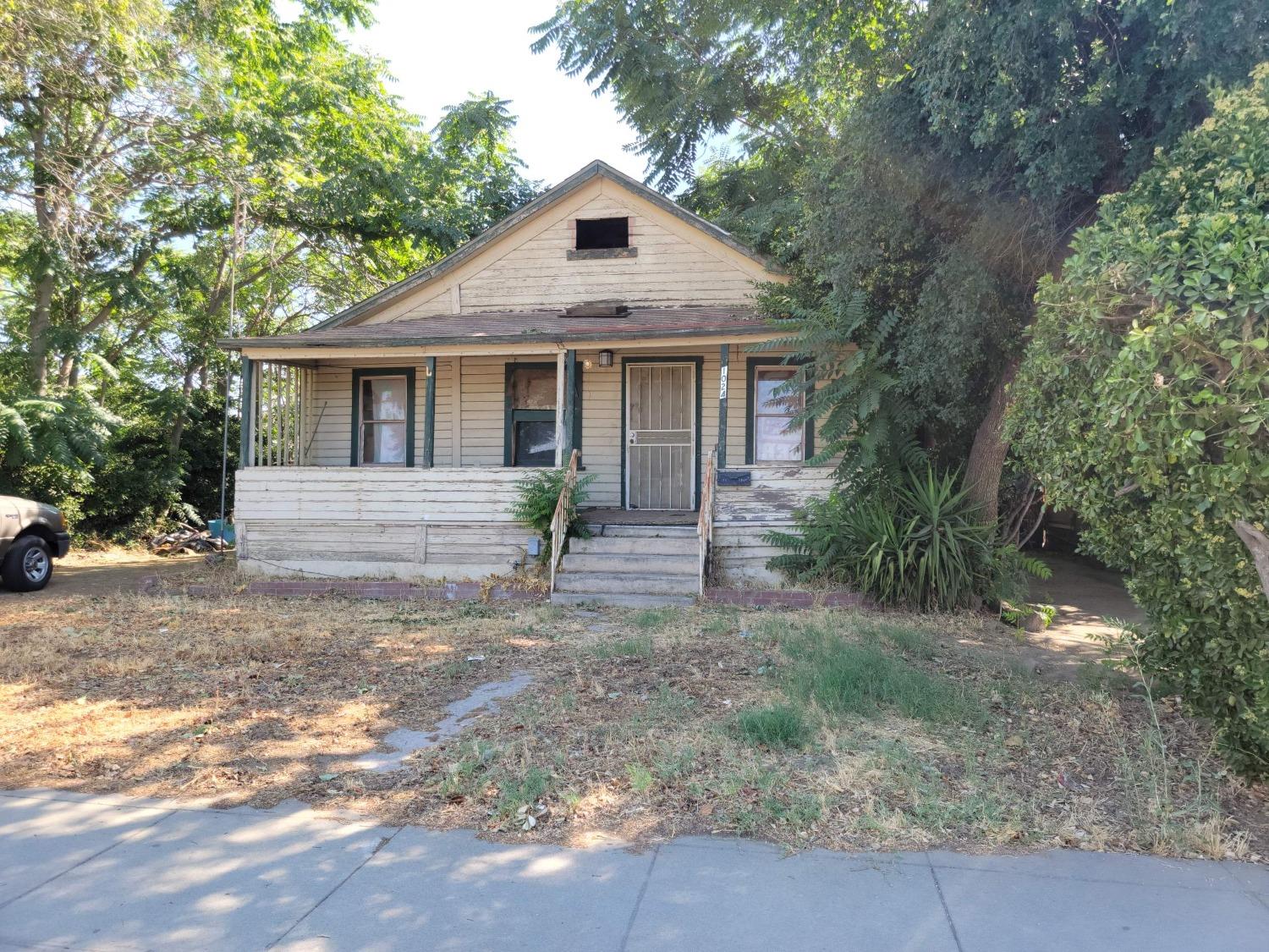 1024 E Street Reedley, CA 93654 - Photo 1 of 20 a front view of a house with a garden