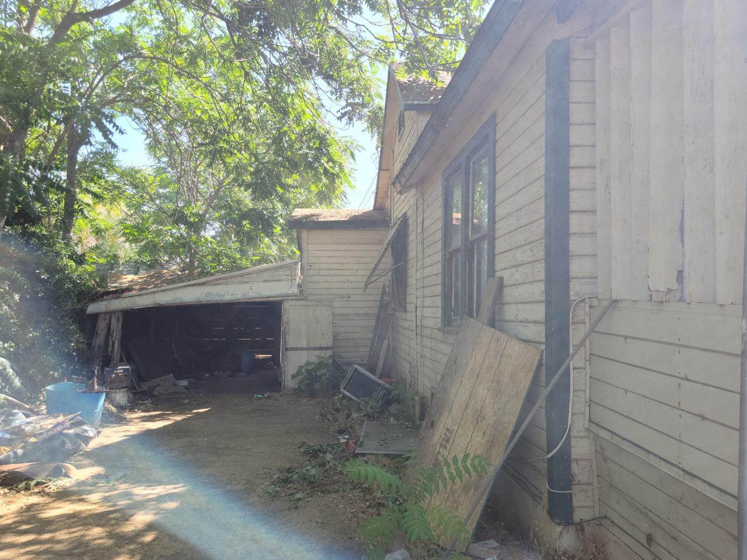 1024 E Street Reedley, CA 93654 - Photo 4 of 20 a backyard of a house