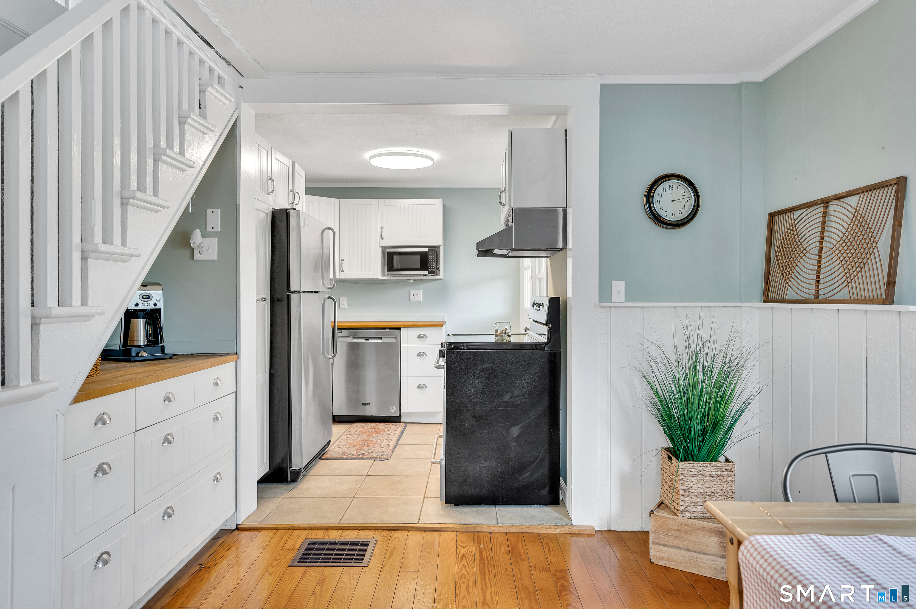 109 Salt Island Road Westbrook, CT 06498 - Photo 10 of 29 a living room with furniture and wooden floor