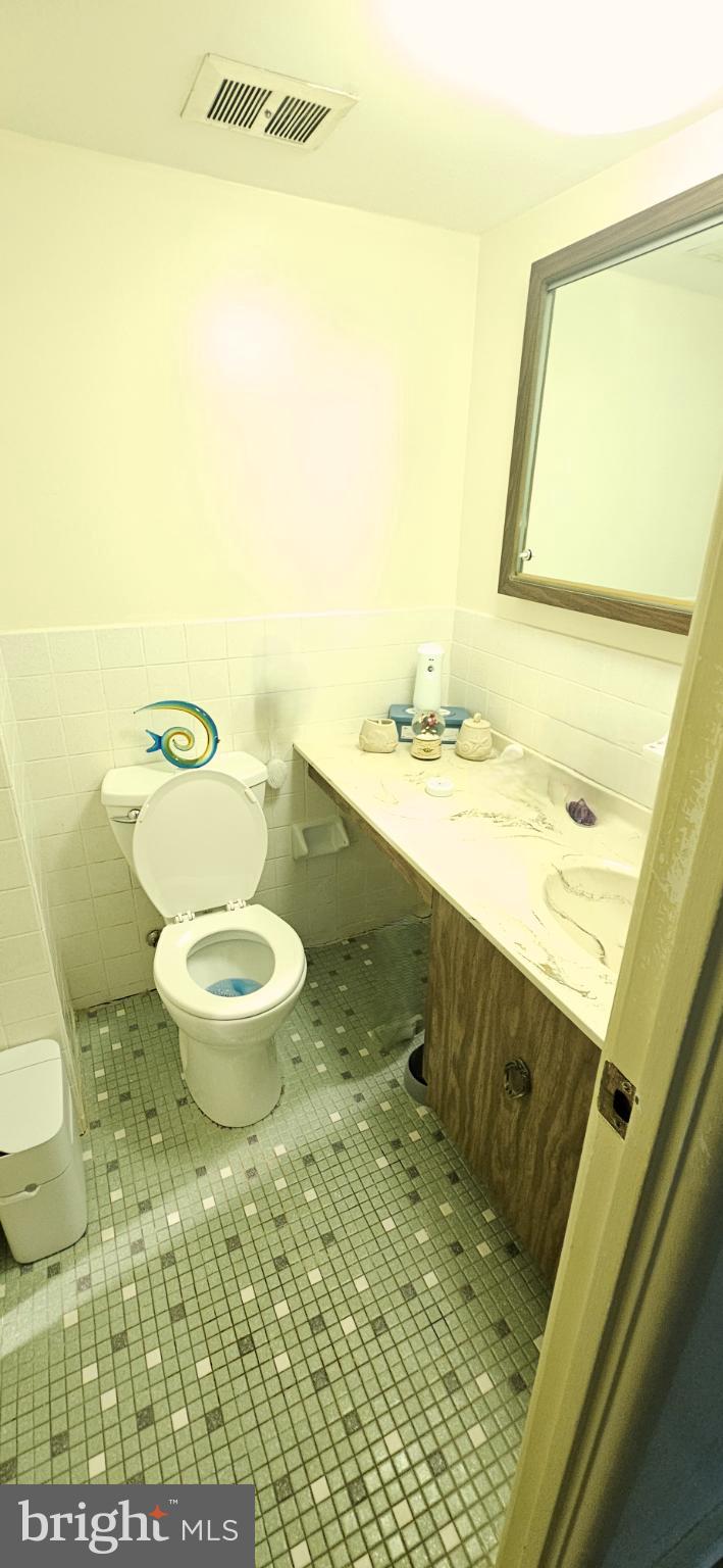 1101 Delaire Landing Road, Unit 101 Philadelphia, PA 19114 - Photo 18 of 29 Modern bathroom with stylish tile accents.