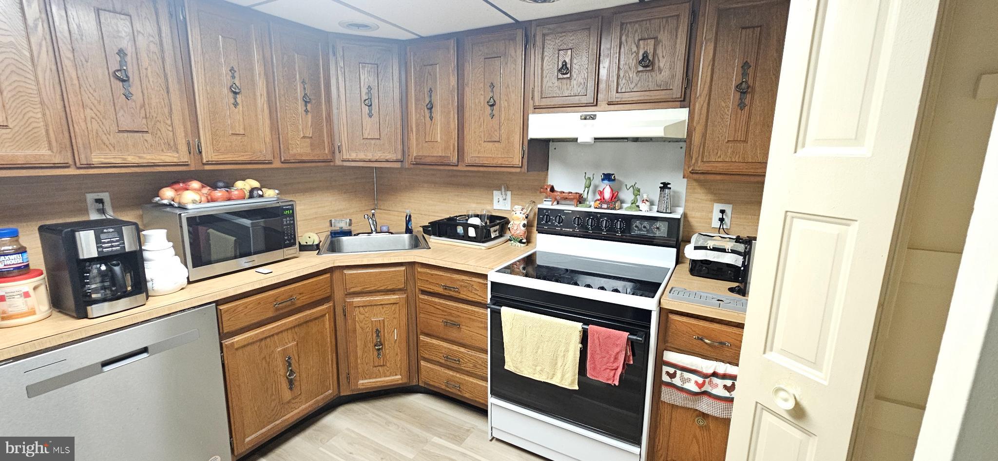 1101 Delaire Landing Road, Unit 101 Philadelphia, PA 19114 - Photo 10 of 29 Warm, inviting kitchen with classic wood cabine...