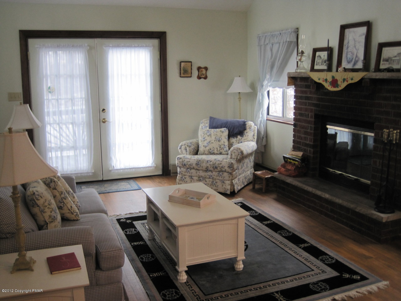 532 Gold Finch Road Bushkill, PA 18324 - Photo 2 of 12 LIVING ROOM