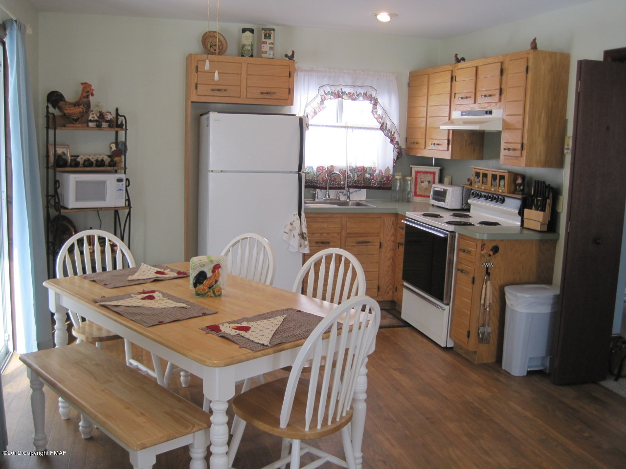 532 Gold Finch Road Bushkill, PA 18324 - Photo 6 of 12 DINING/KITCHEN