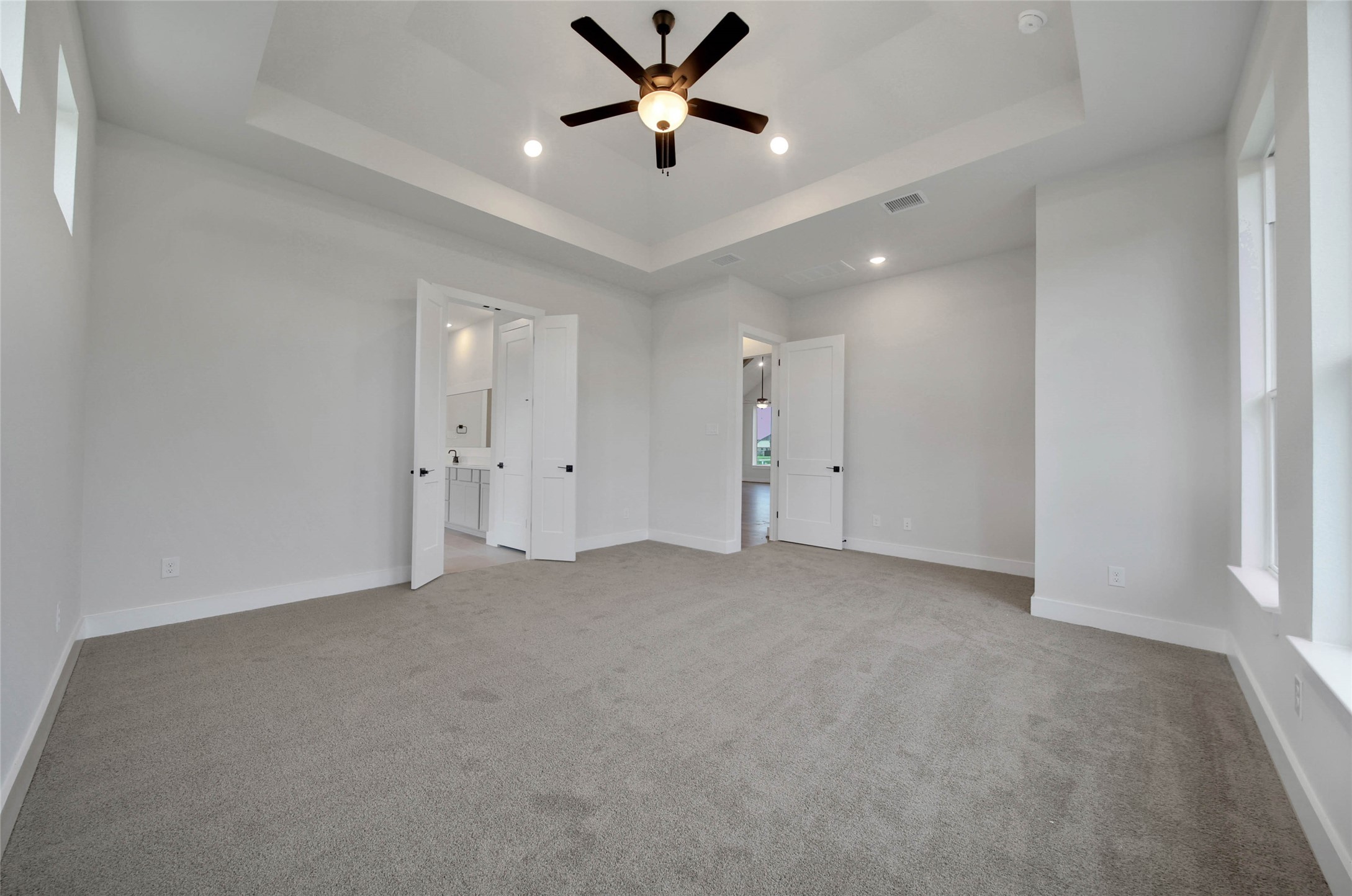 4610 Magnolia Bend Drive Rosharon, TX 77583 - Photo 19 of 48 an empty room with chandelier fan and windows