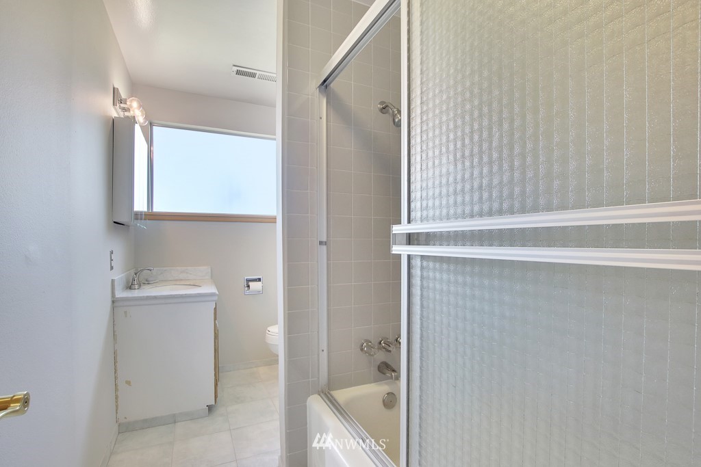 8901 Lake Steilacoom Point Road Southwest Lakewood, WA 98498 - Photo 32 of 40 Gallery Image 32