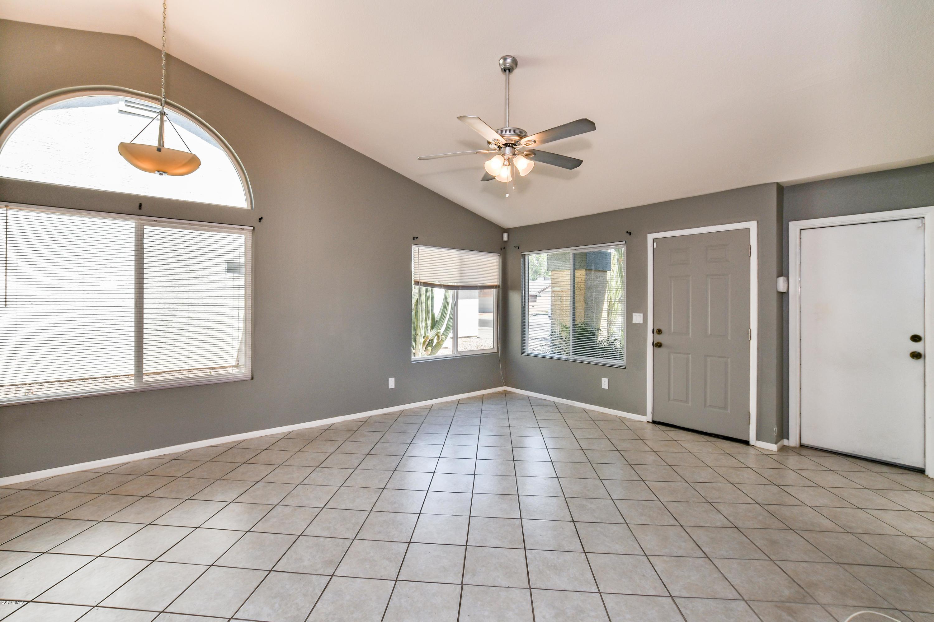 1714 East Darrel Road Phoenix, AZ 85042 - Photo 3 of 14 Darre greatroom2
