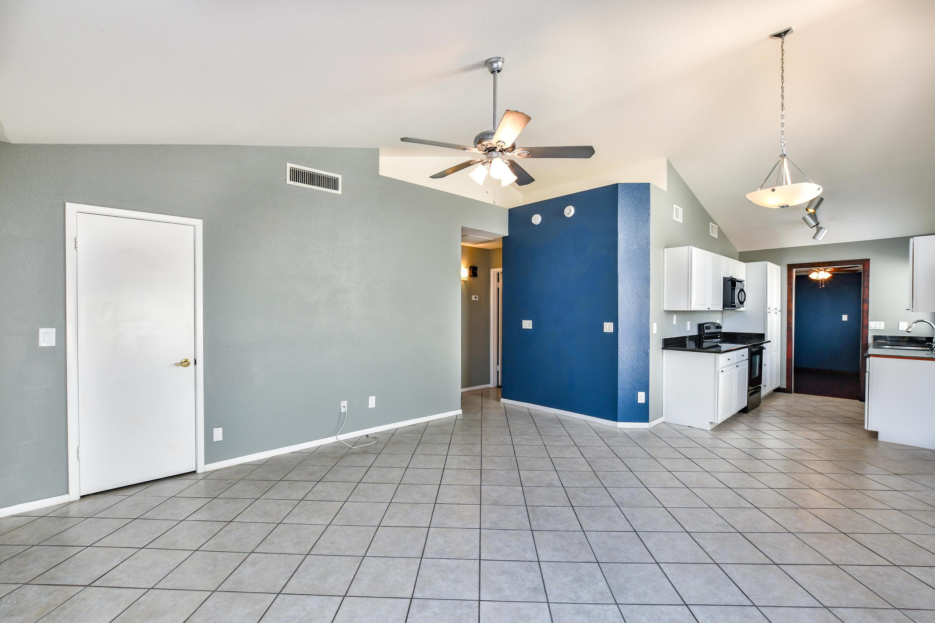 1714 East Darrel Road Phoenix, AZ 85042 - Photo 4 of 14 Darrelgreatroom