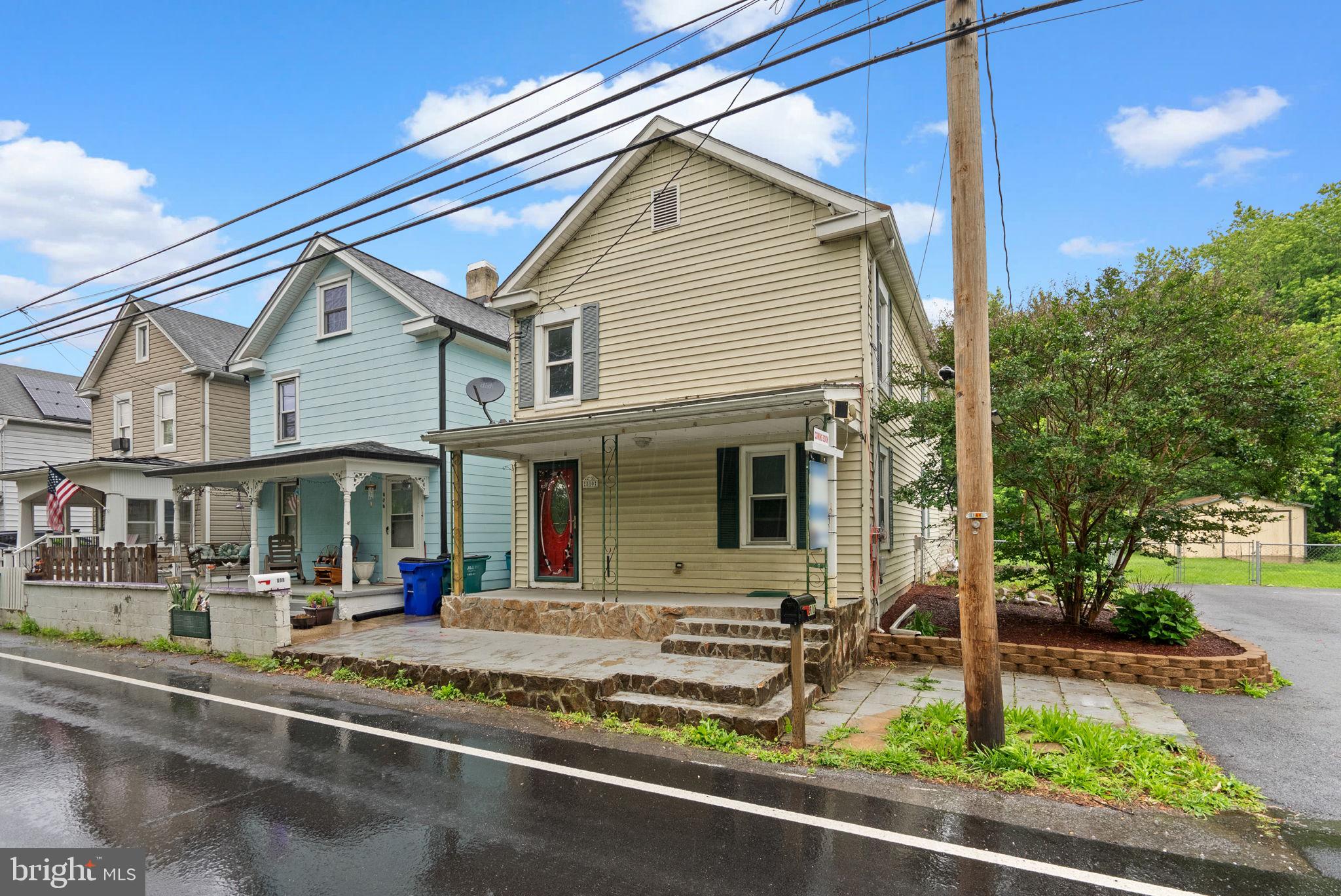 810 Knoxville Road Knoxville, MD 21758 - Photo 3 of 42 a front view of a house with porch