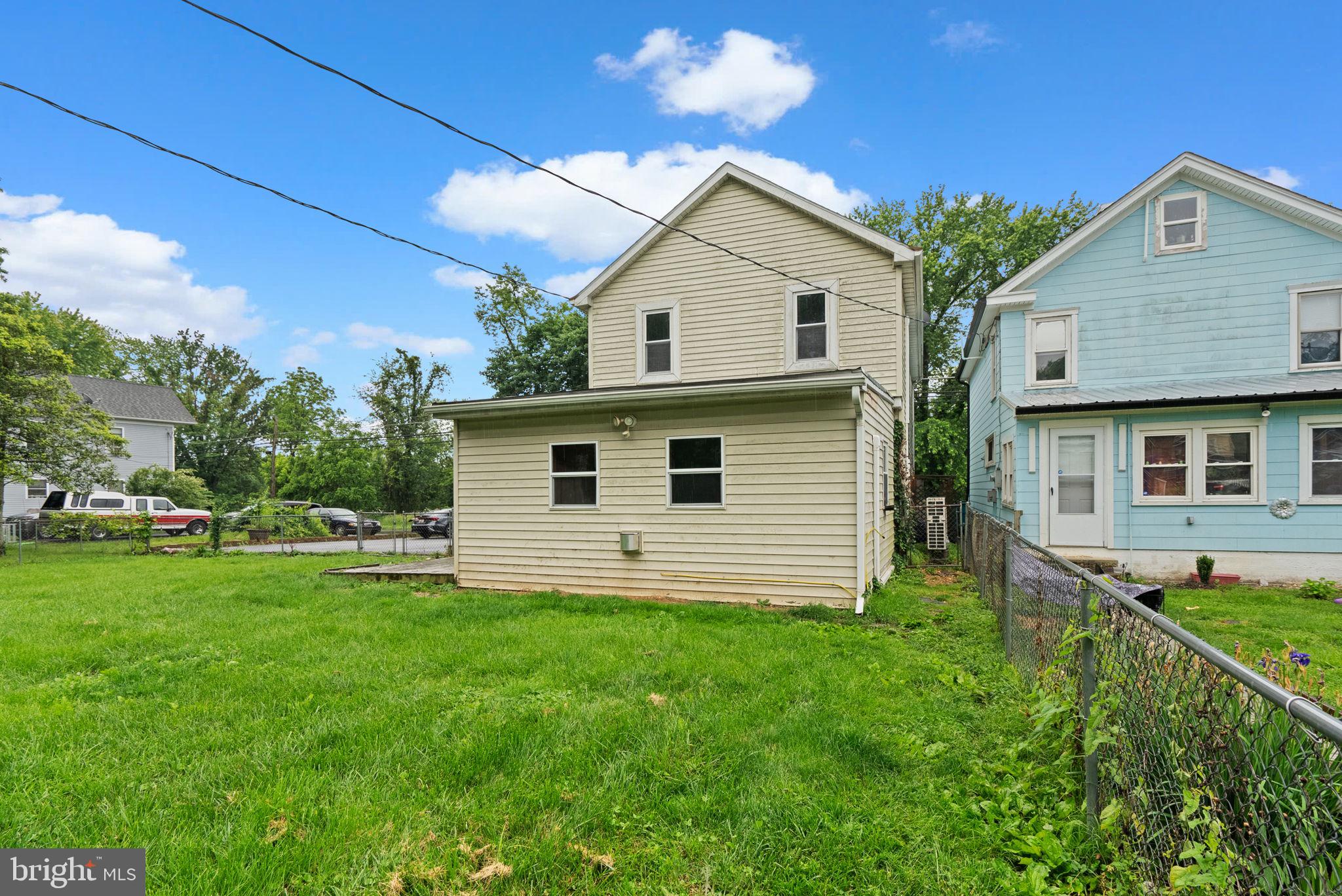 810 Knoxville Road Knoxville, MD 21758 - Photo 8 of 42 a front view of a house with garden