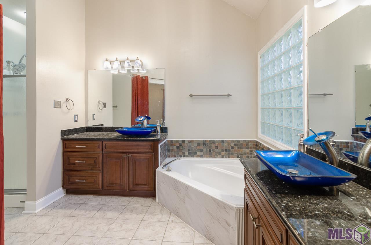 2046 Hunters Way Drive Baton Rouge, LA 70816 - Photo 10 of 17 Master Bath Soaking Tub