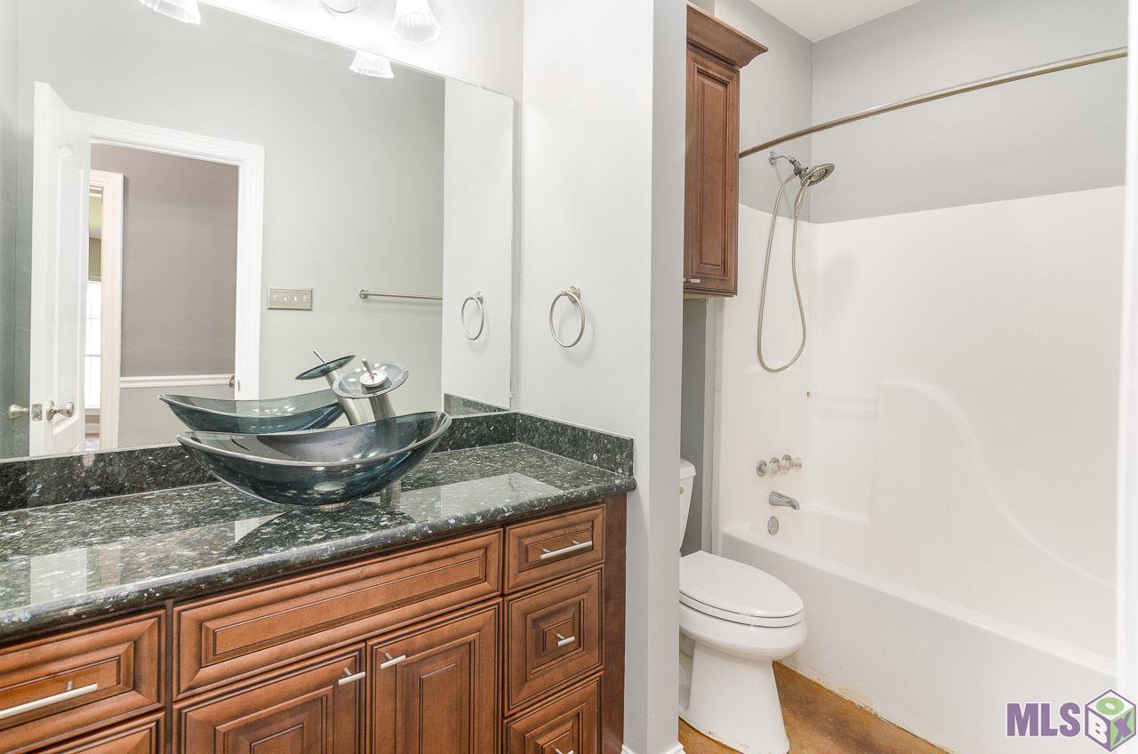 2046 Hunters Way Drive Baton Rouge, LA 70816 - Photo 12 of 17 Hall Bathroom