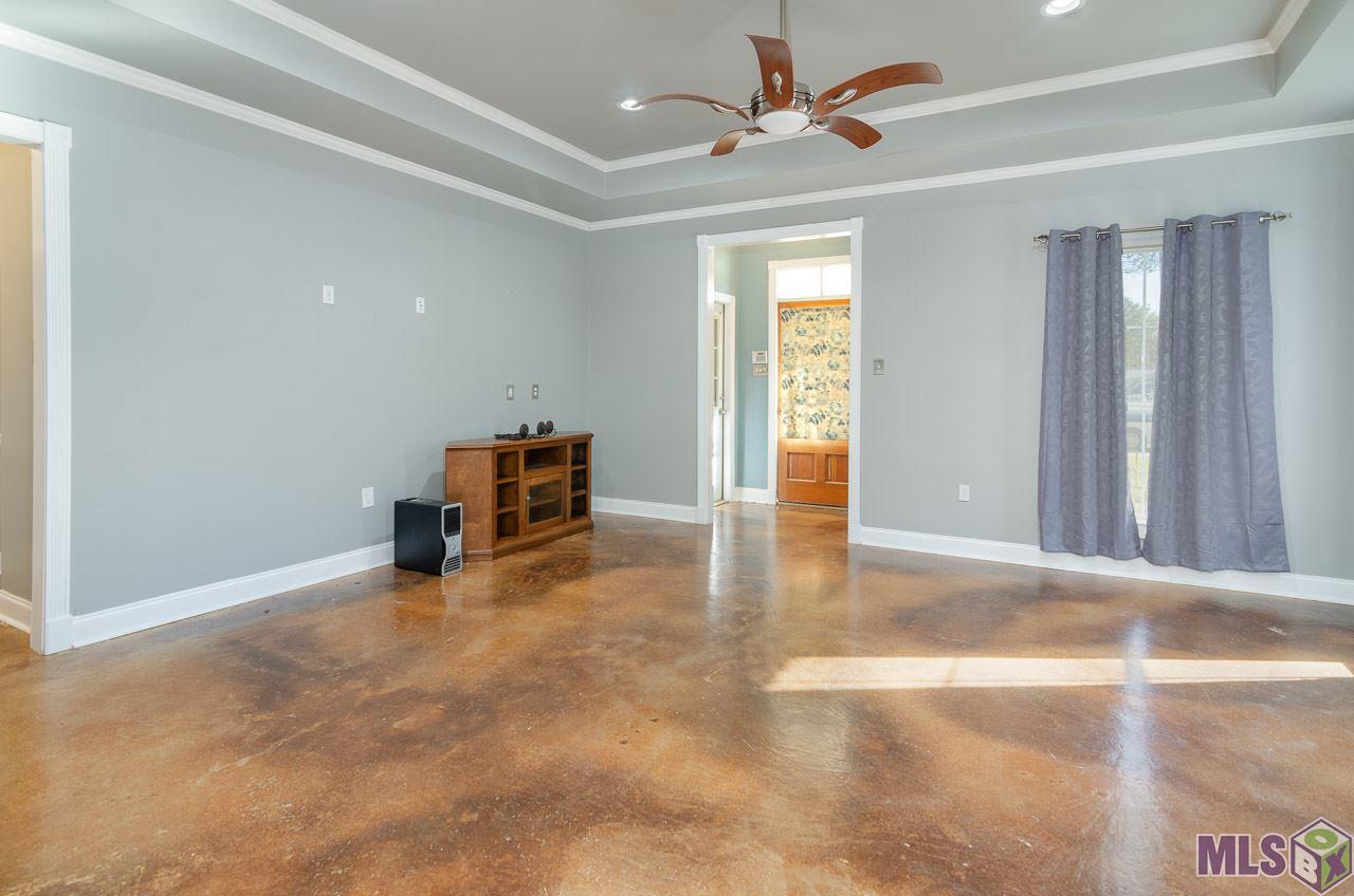 2046 Hunters Way Drive Baton Rouge, LA 70816 - Photo 4 of 17 Spacious Living Room