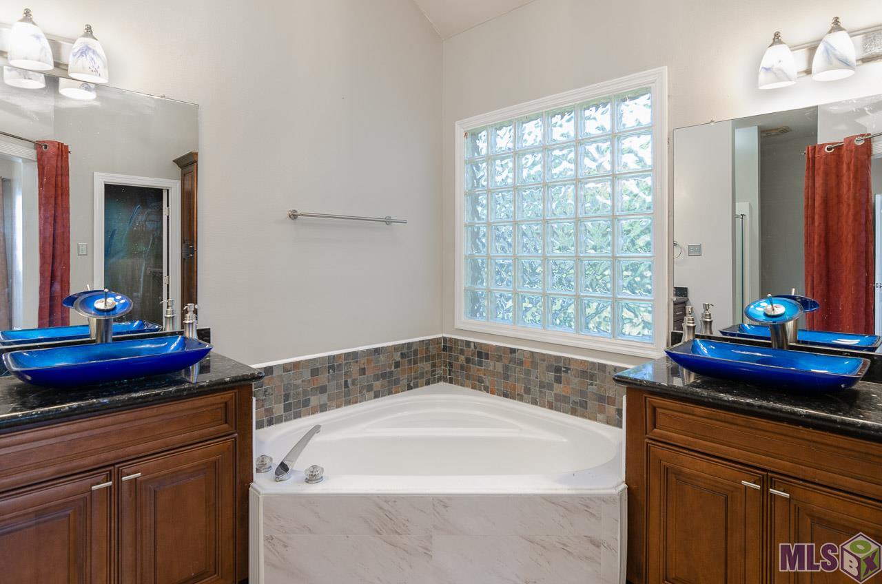 2046 Hunters Way Drive Baton Rouge, LA 70816 - Photo 9 of 17 Master Bathroom