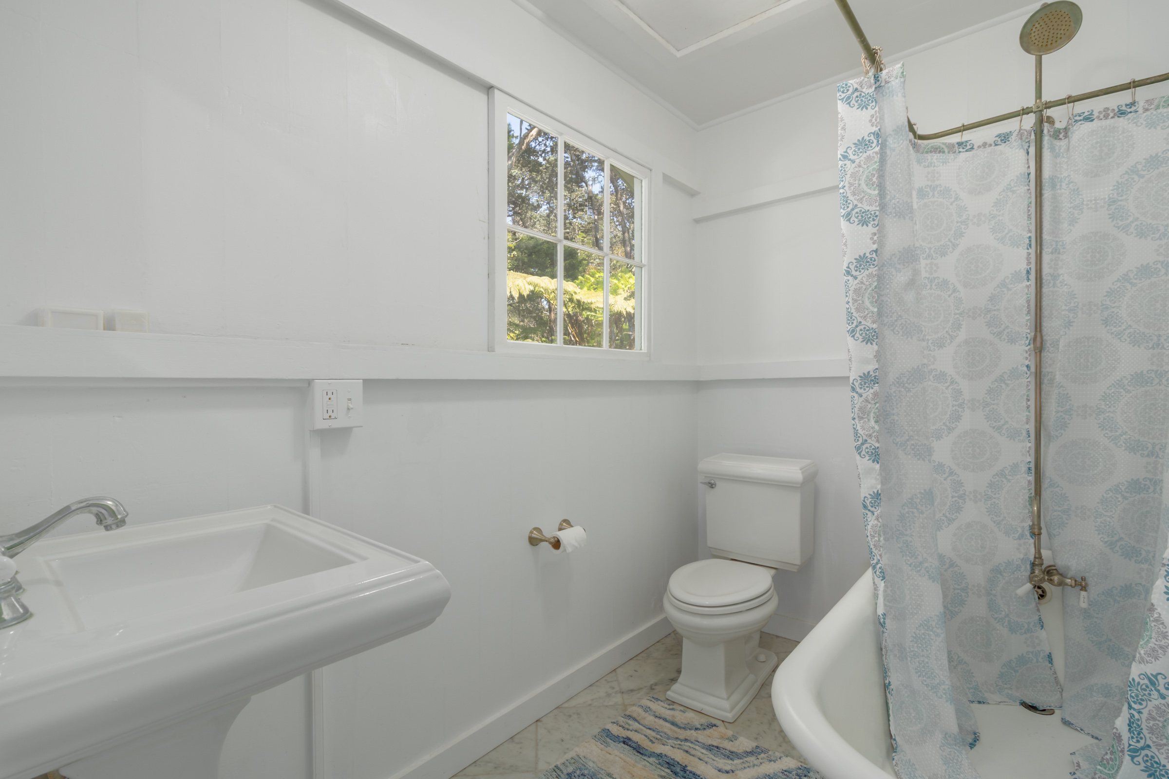 19-4035 Wright Road Volcano, HI 96785 - Photo 21 of 25 a bathroom with a toilet and a sink