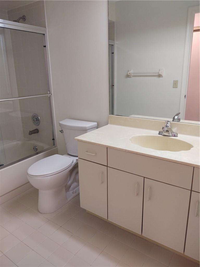 5801 Coach House Circle, Unit B Boca Raton, FL 33486 - Photo 21 of 39 Spacious Guest Bathroom
