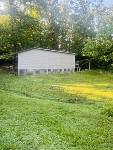 a view of a back yard