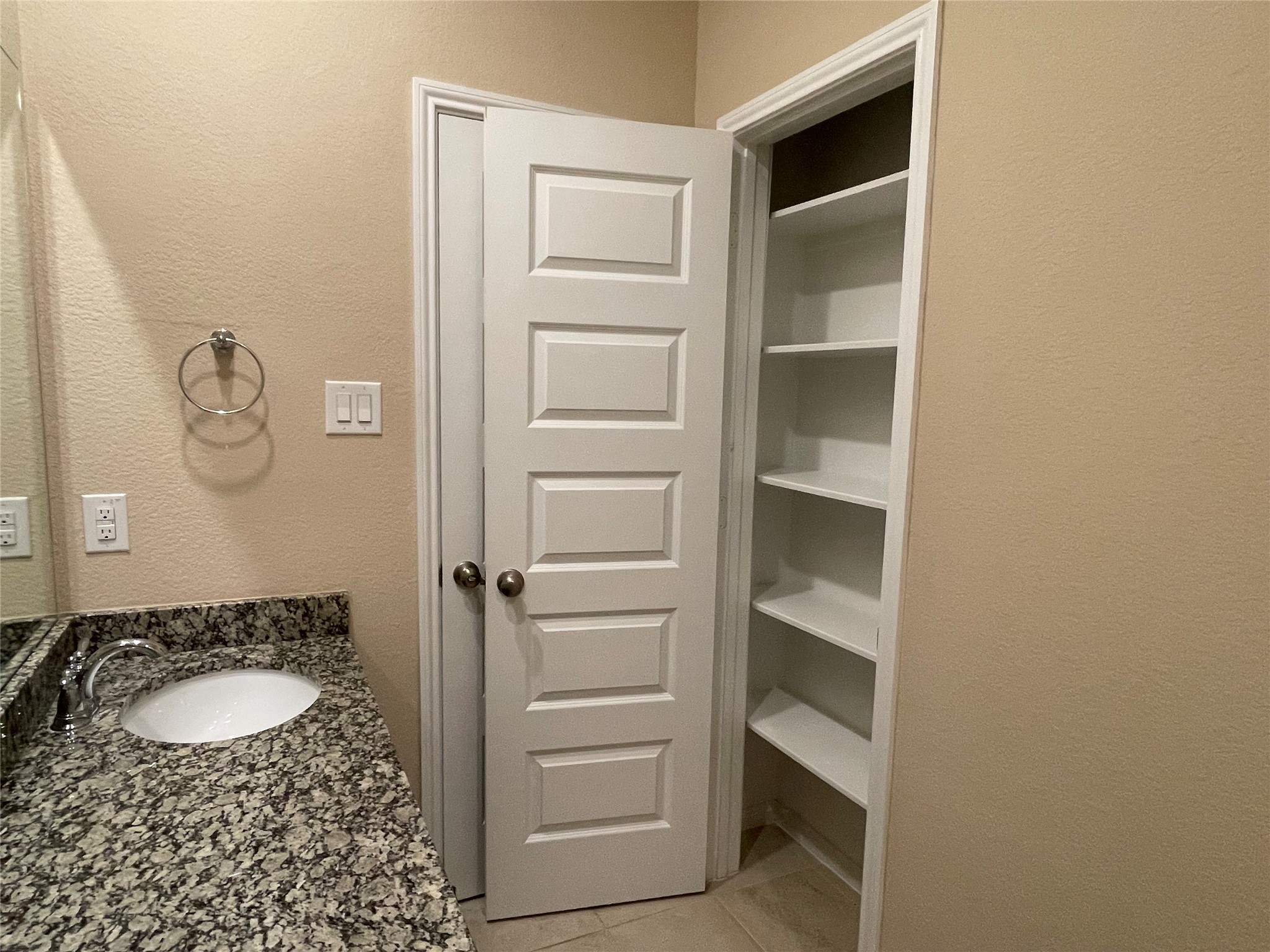 10418 Quiet Courtyard Road Houston, TX 77043 - Photo 37 of 48