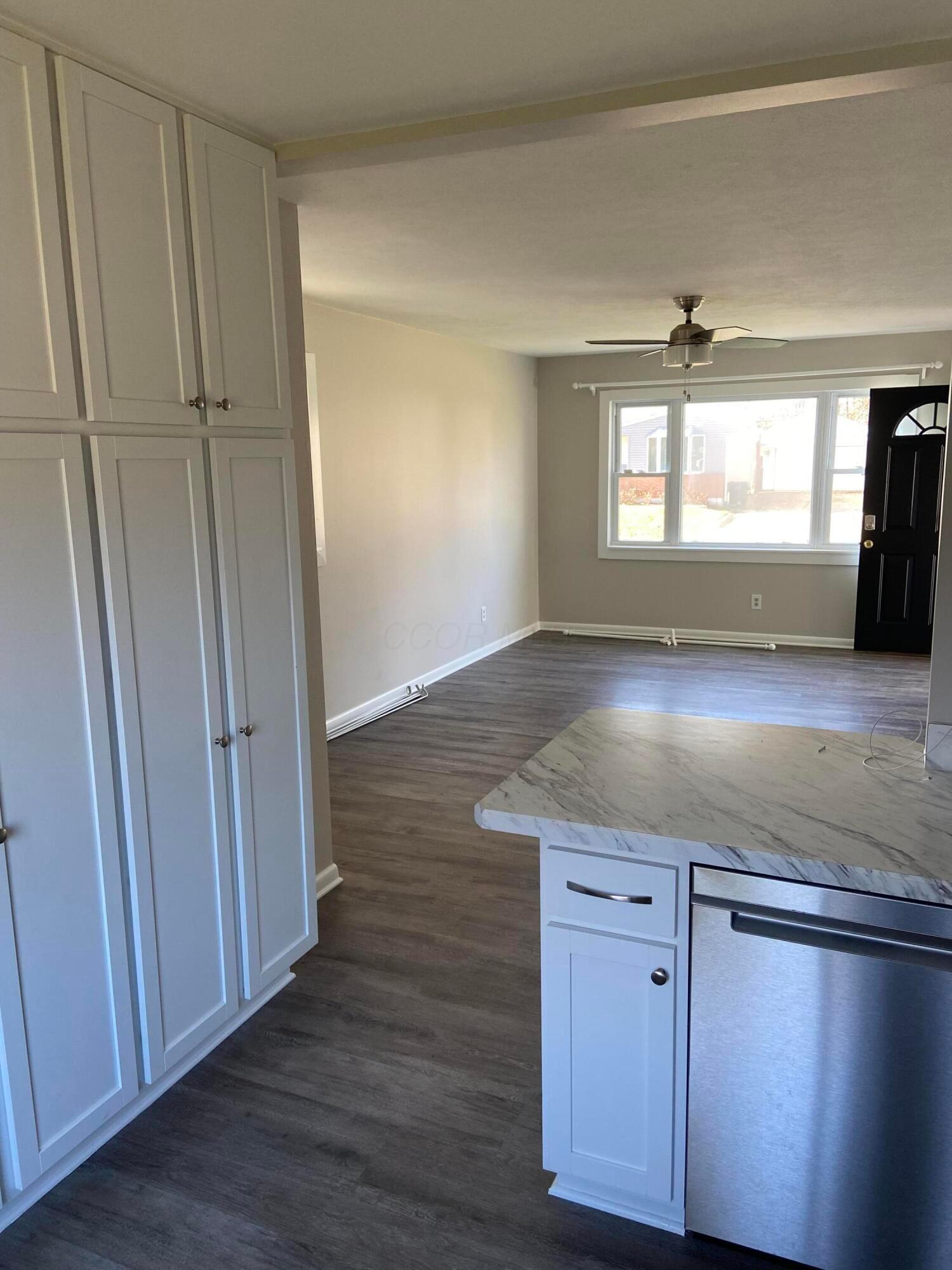 5318 Eisenhower Road Columbus, OH 43229 - Photo 11 of 27 living room