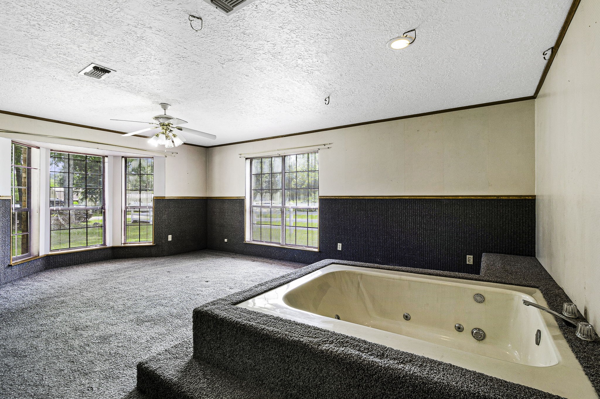 13180 Morgan Drive Splendora, TX 77372 - Photo 20 of 34 a bathroom with a bathtub and a window