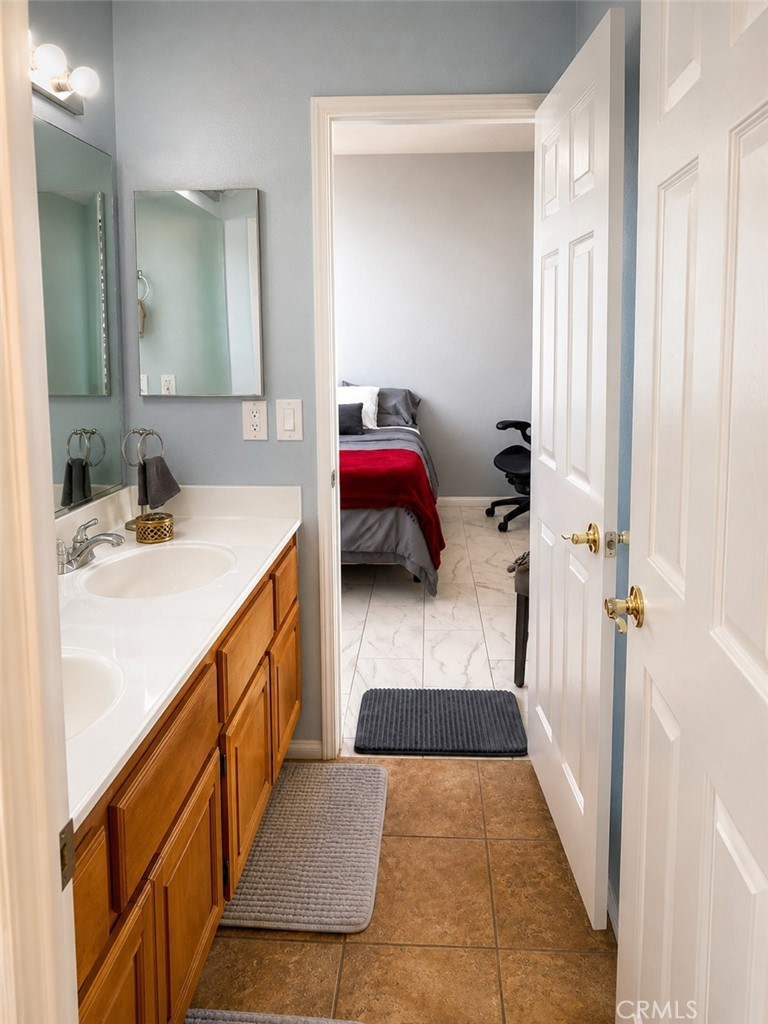 23841 Piedras Road Perris, CA 92570 - Photo 42 of 70 jack and Jill bathroom