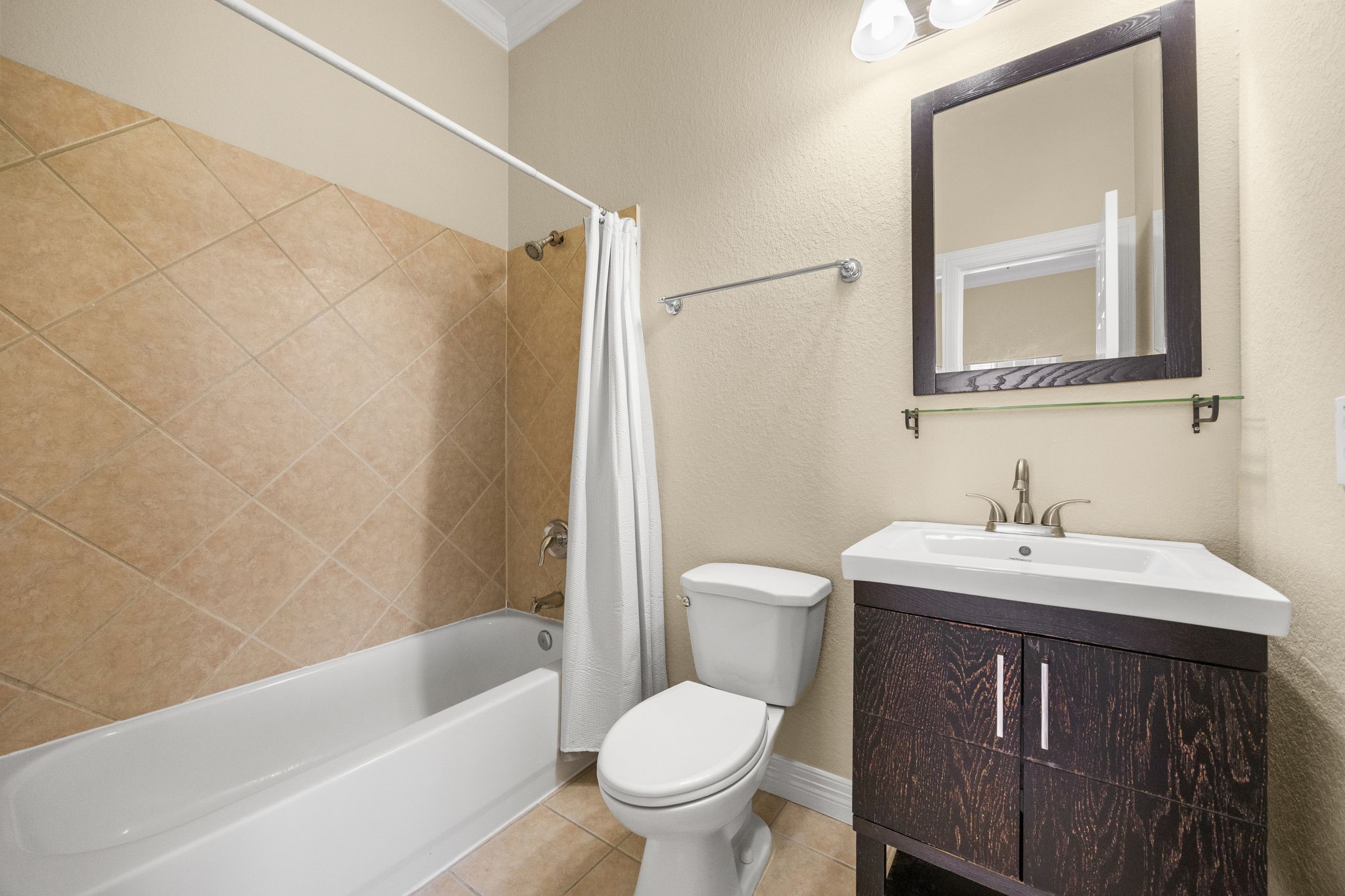 609 Gardner Street Houston, TX 77009 - Photo 22 of 32 a bathroom with a sink toilet and a bathtub