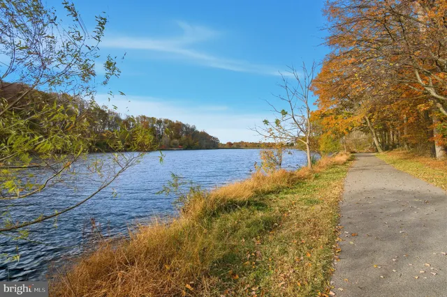 a black and white photo