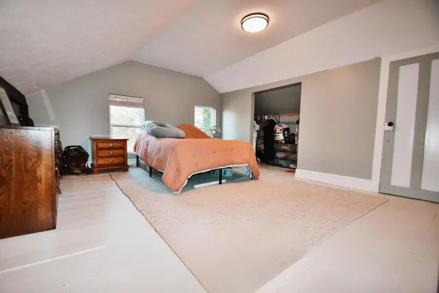 a view of a house with backyard