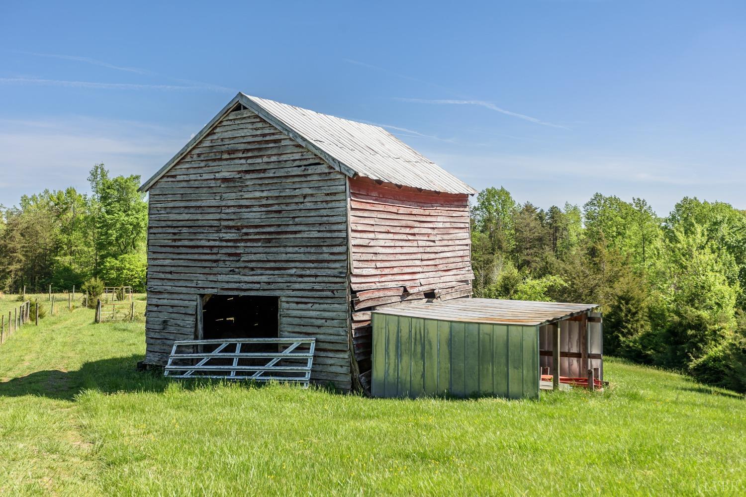 1564 Swan Road Pamplin, VA 23958 - Photo 5 of 60 a backyard of a house with table and chairs