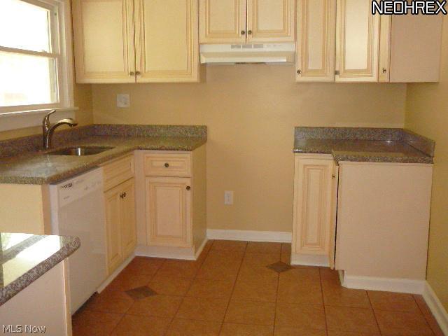892 Selwyn Road Cleveland Heights, OH 44112 - Photo 4 of 10 UPDATED KITCHEN WITN GRANITE TOPS AND CERAMIC FLOORING-SELLER TO INSTALL NEW REFRIGE AND STOVE AFTER TITLE TRANSFERS.