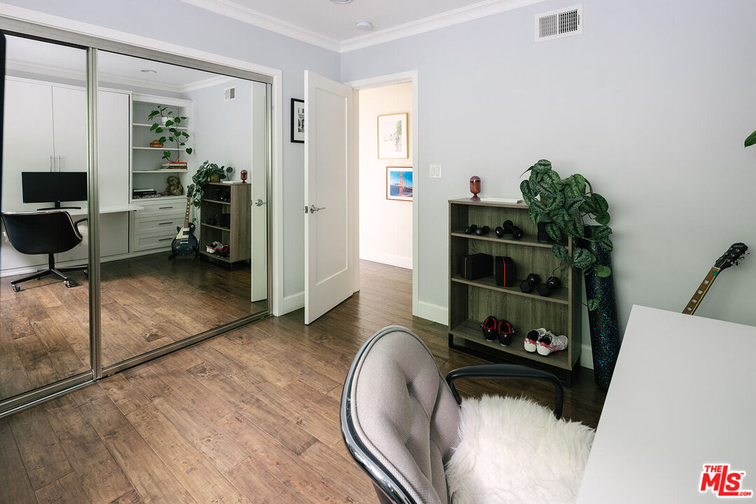 3346 Coy Drive Sherman Oaks, CA 91423 - Photo 27 of 41 a living room with furniture